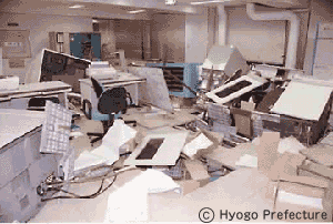 阪神・淡路大震災の部屋の様子。すべてが倒れてぐちゃぐちゃです